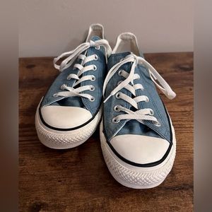 Size: Men’s 7.5 and Women’s 9.5